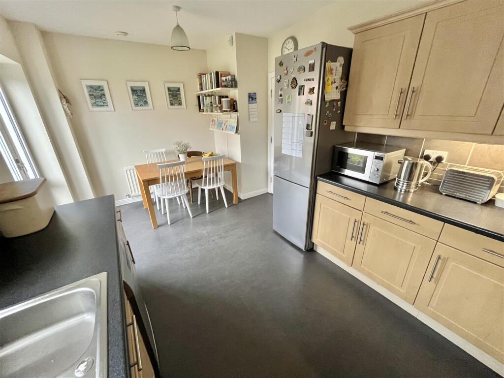 Dining Kitchen Aspect 4