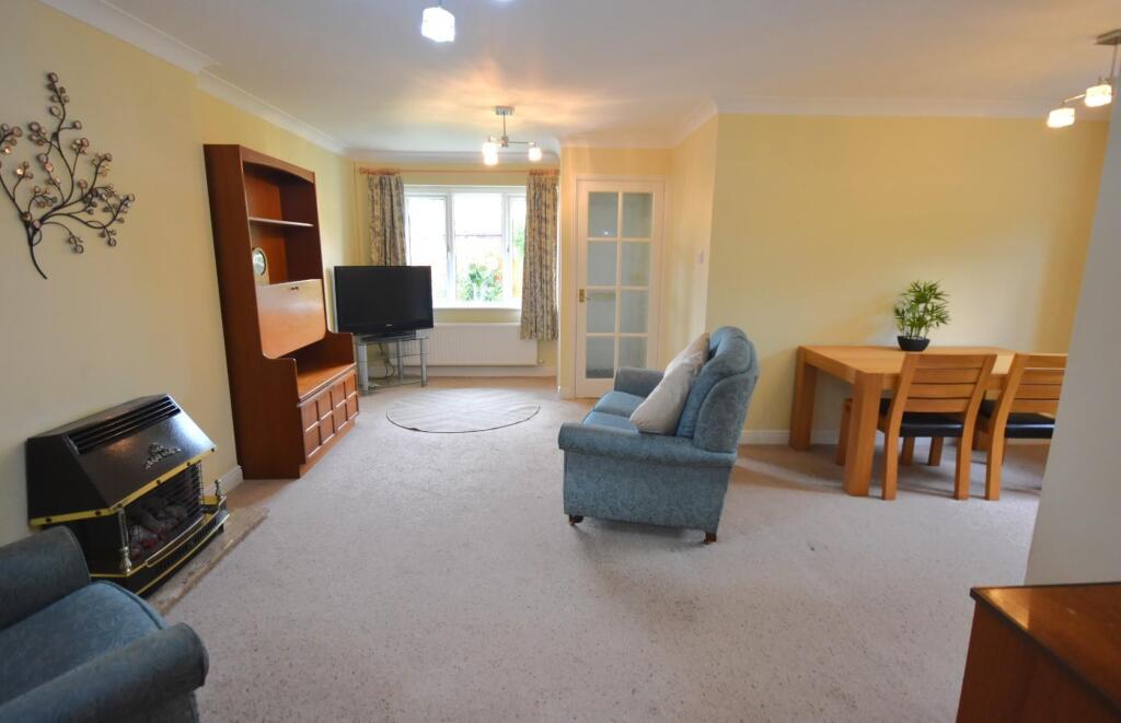 OPEN PLAN LOUNGE/DINING AREA
