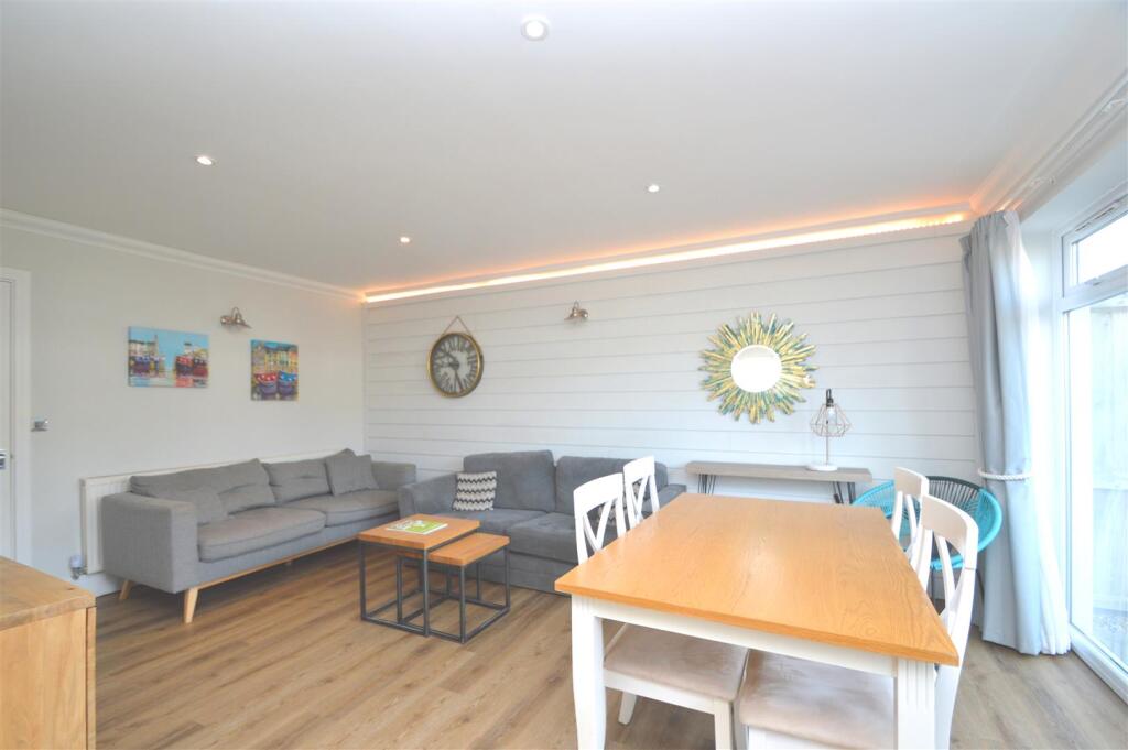 Dining Area to Lounge