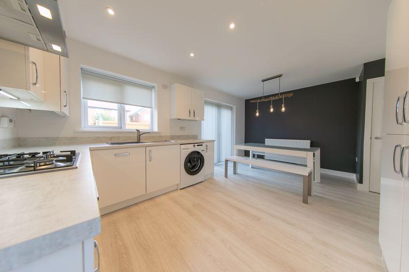 Kitchen &amp; dining room