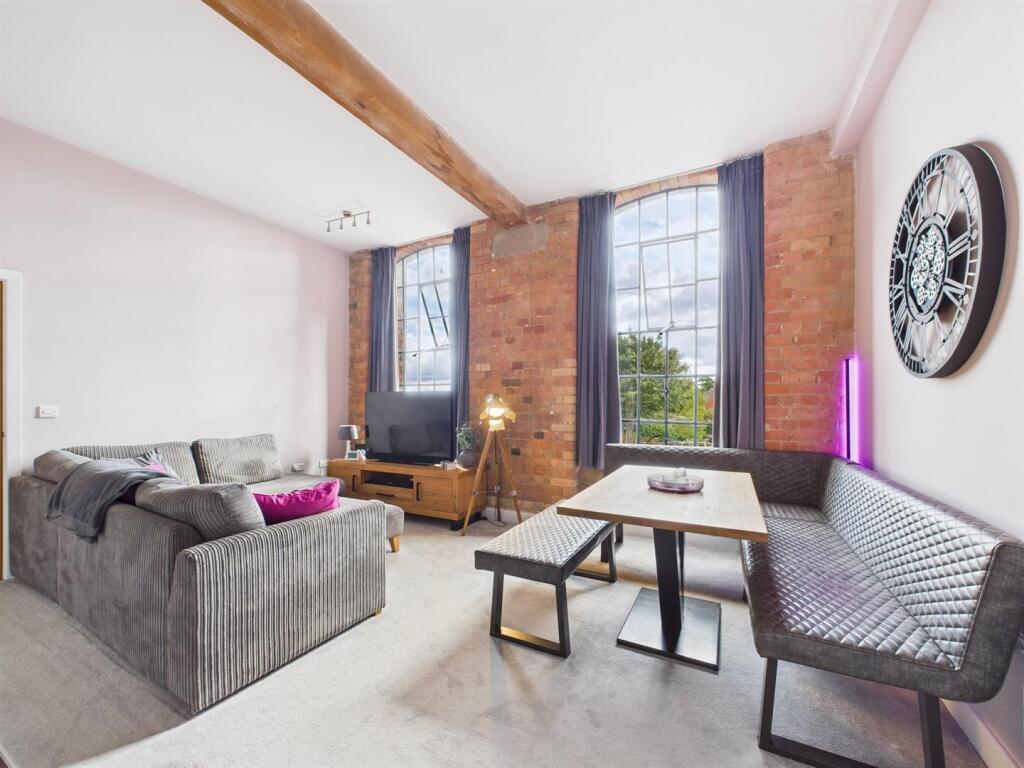 light &amp; Extremely Spacious Living Area