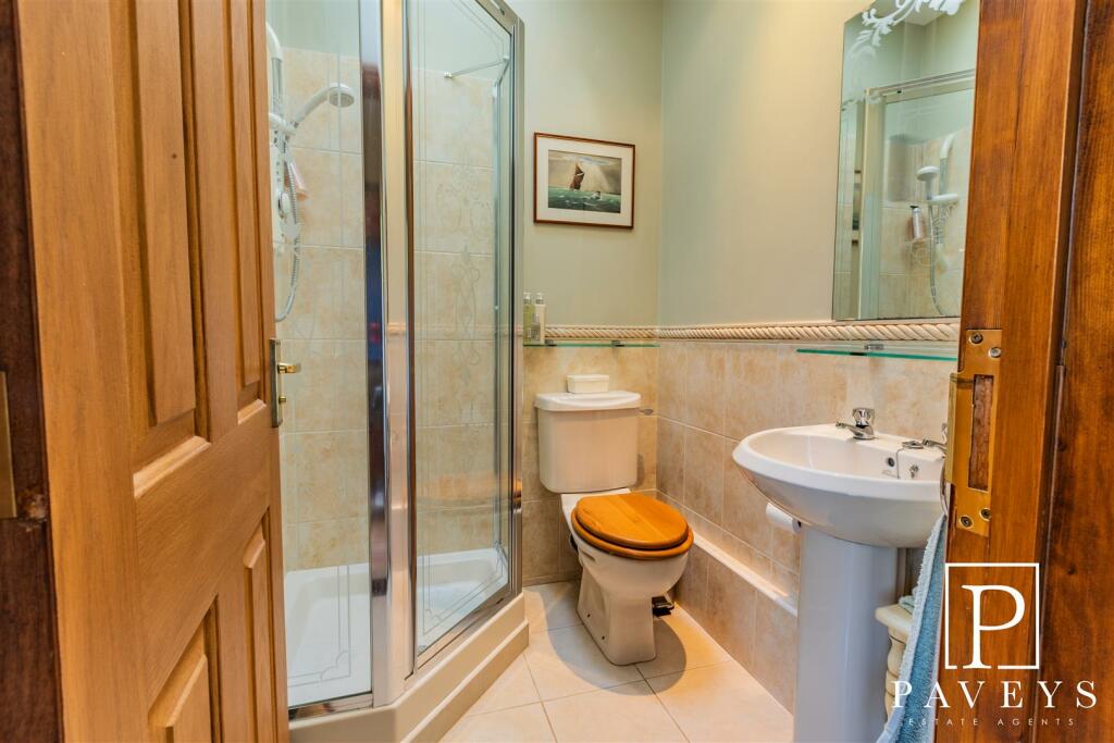 CLOAKROOM/SHOWER ROOM