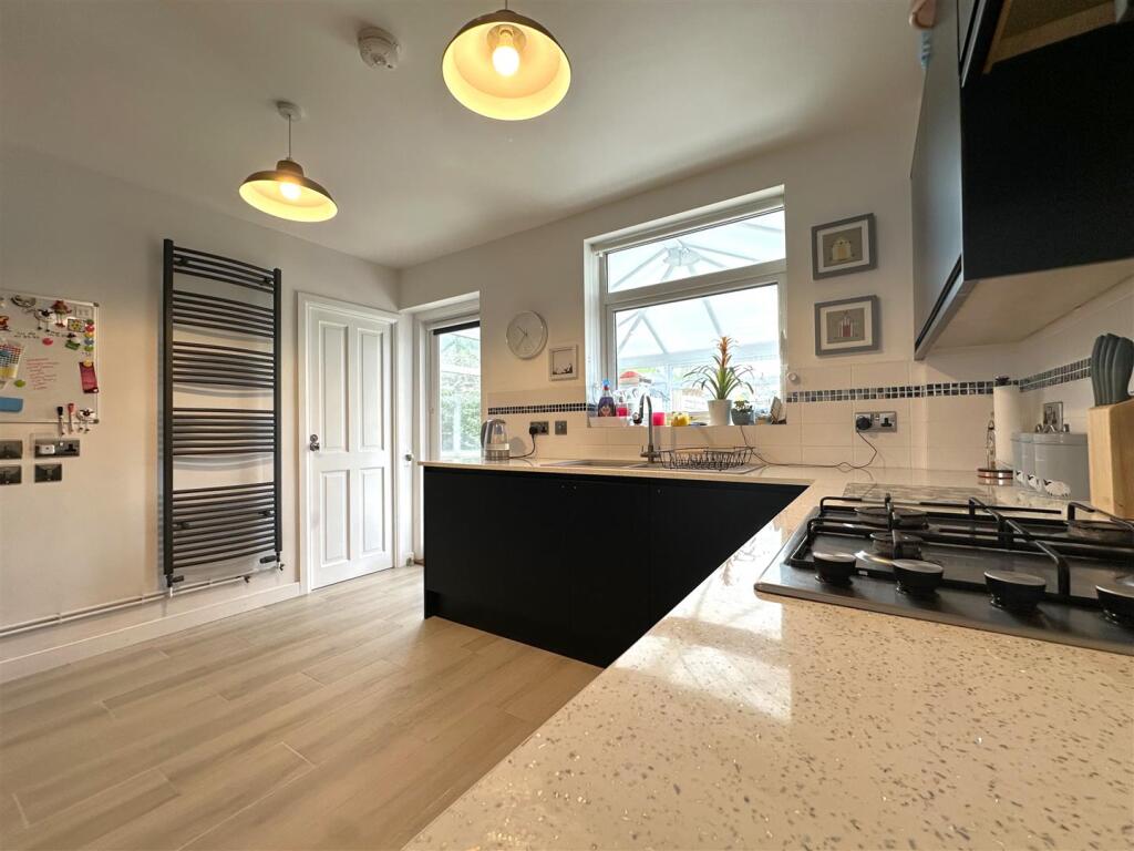 Attractive Fitted Kitchen 501