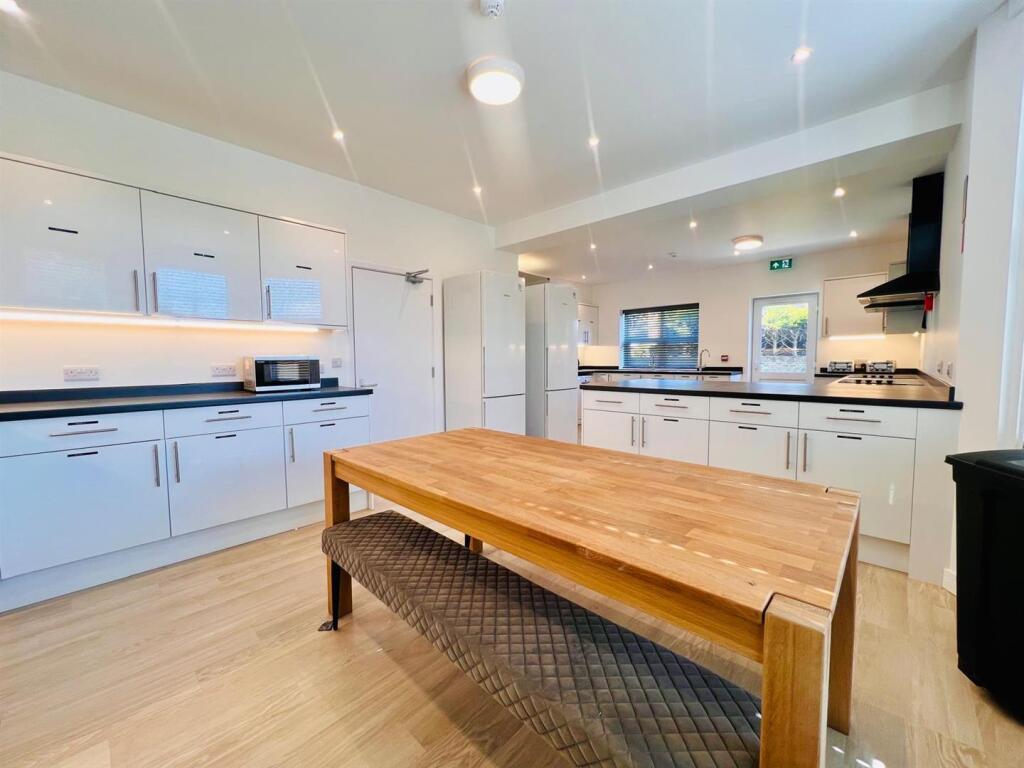 Communal kitchen5.jpeg