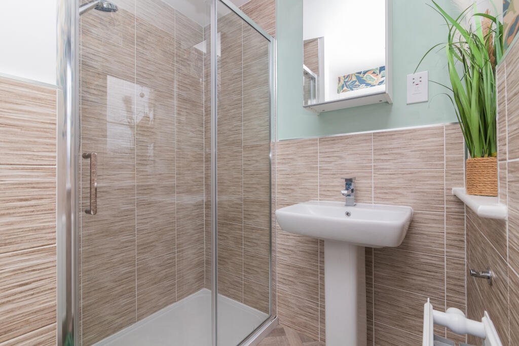 4 Glengariff Way Elderslie  PA5 9BY L-23
