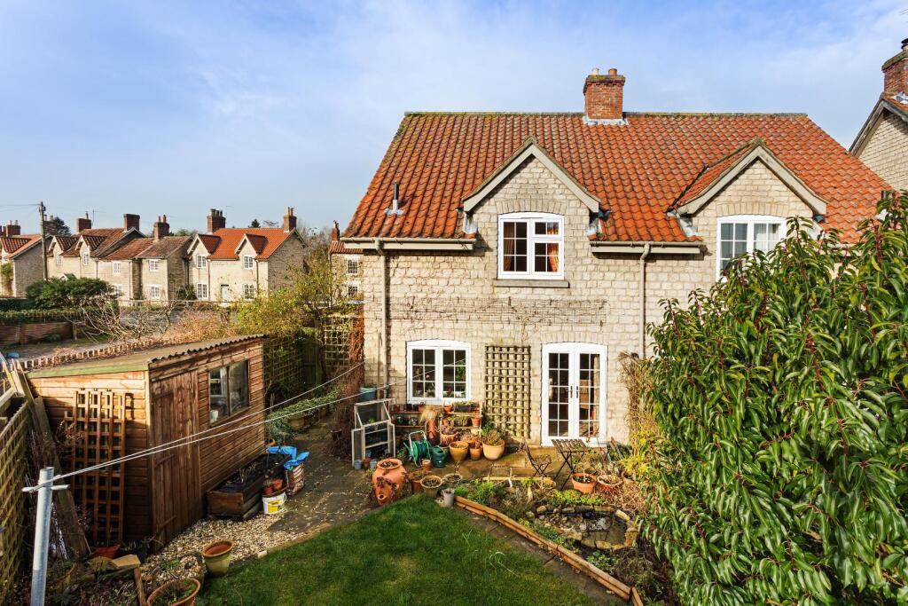 8 Hall Farm Cottage-17.jpg