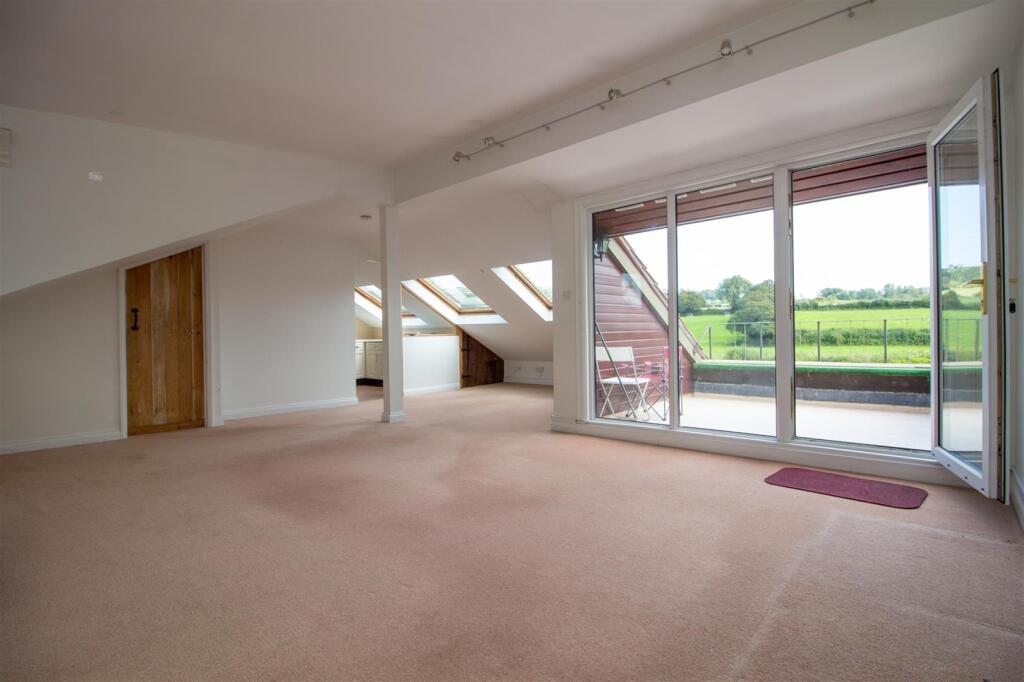 Lounge 1.jpg