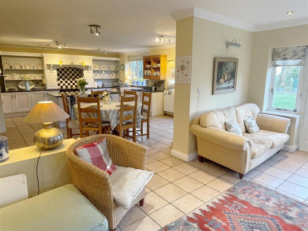 Grd Room - Kitch 1.JPG
