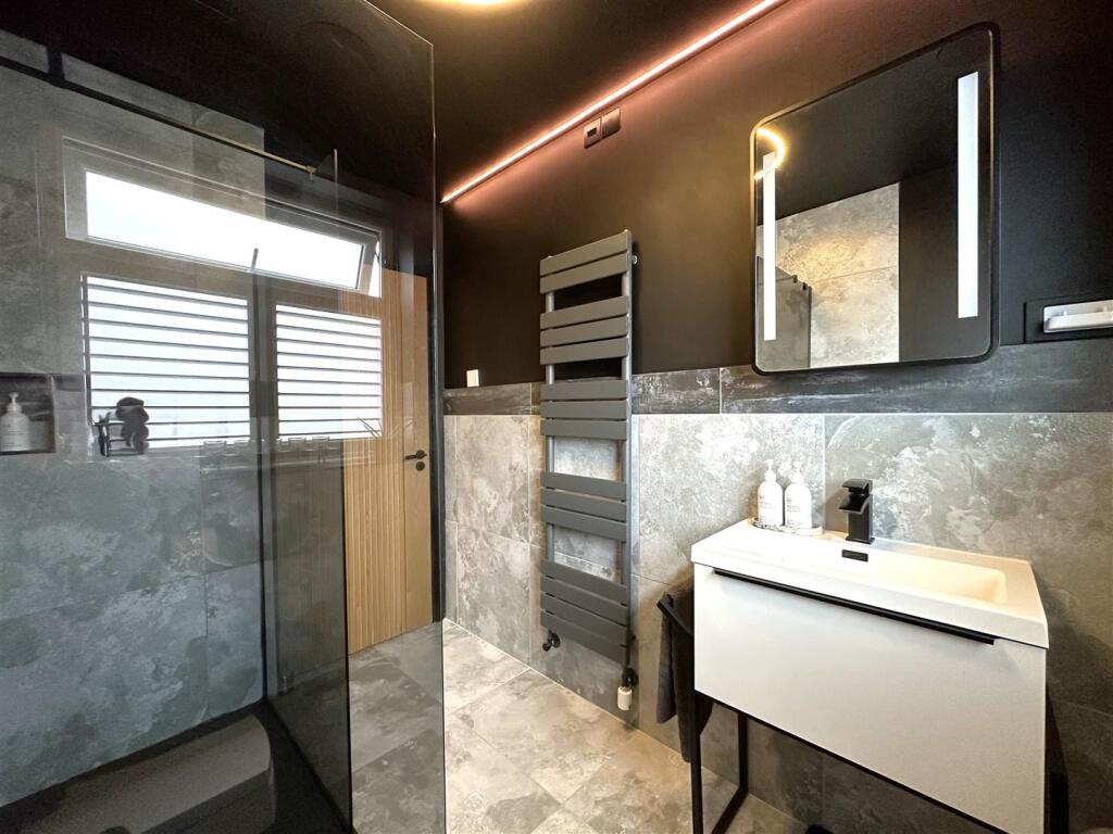 Luxurious Shower Room 984