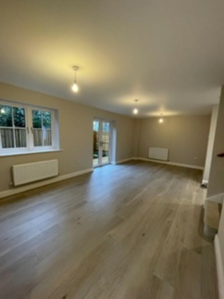 LOUNGE/LIVING ARE...