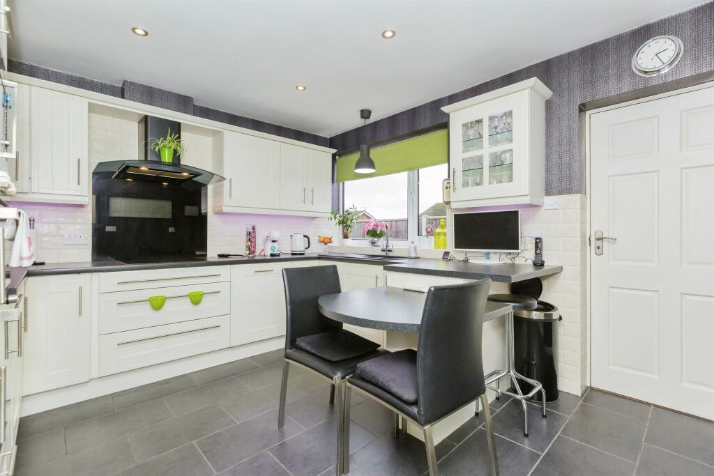 Kitchen/ Breakfast Room