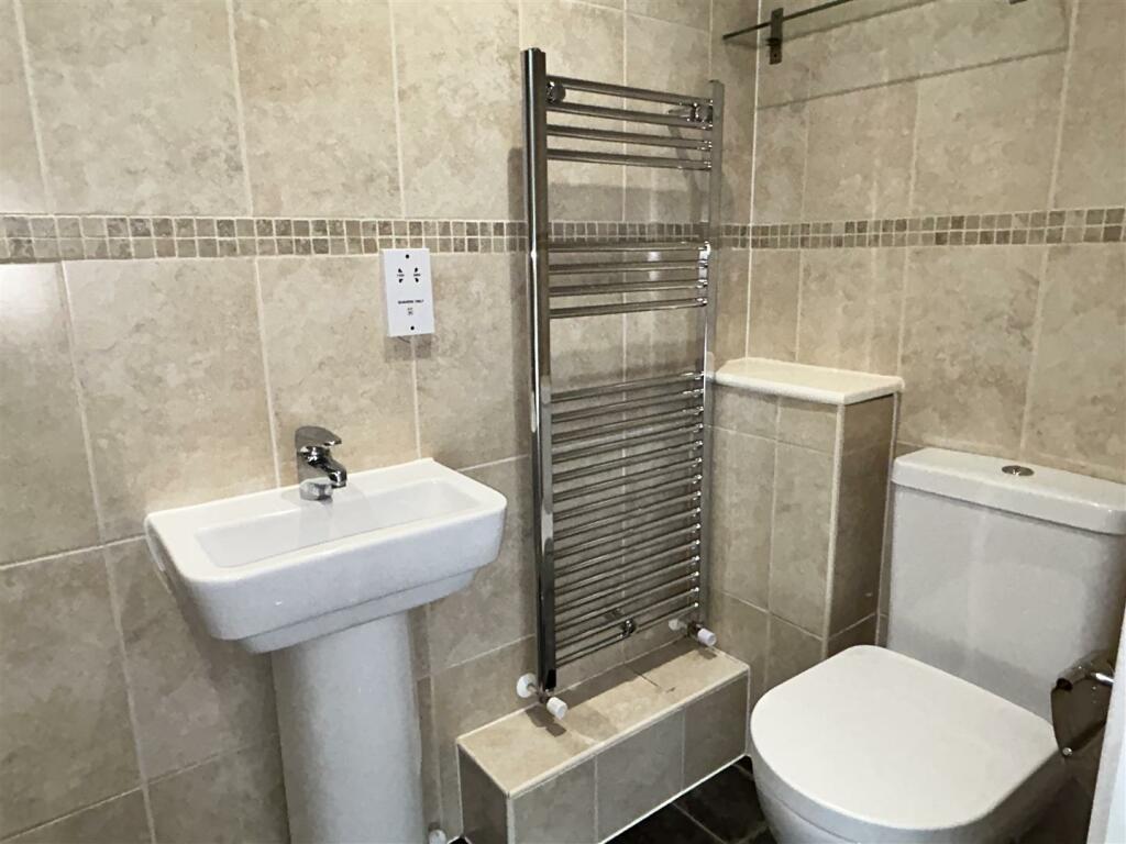 Ensuite 2.JPG
