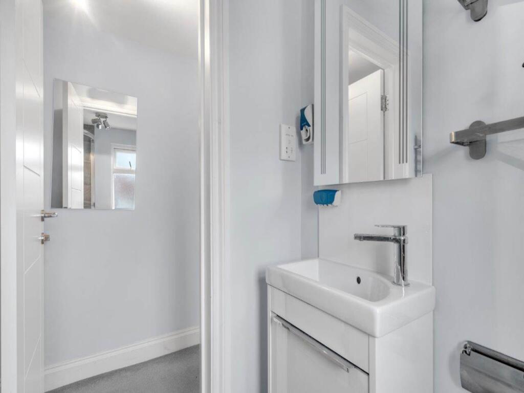 1 croyde master bedr