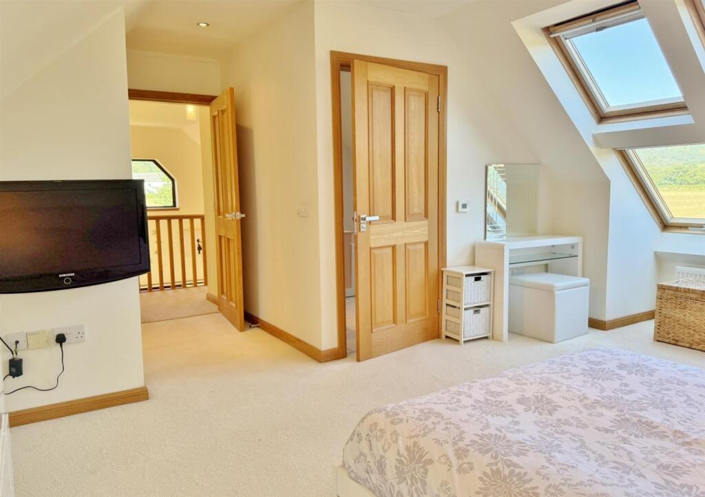 Bedroom 3 to galleried hallway