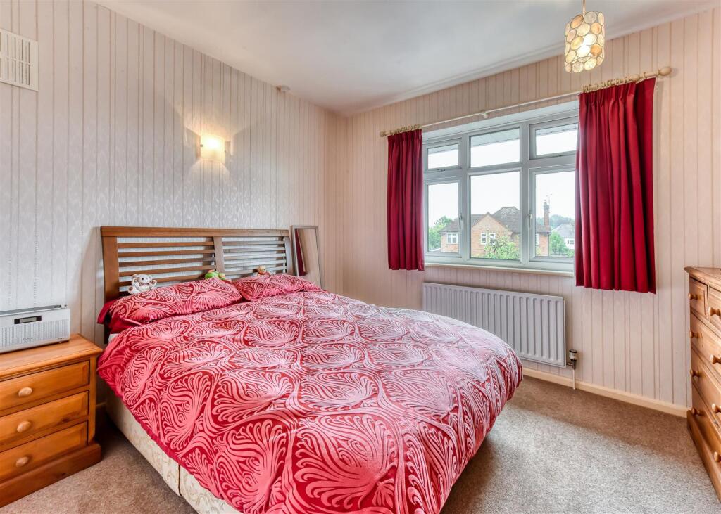 32 Highlands Road-bed3.jpg