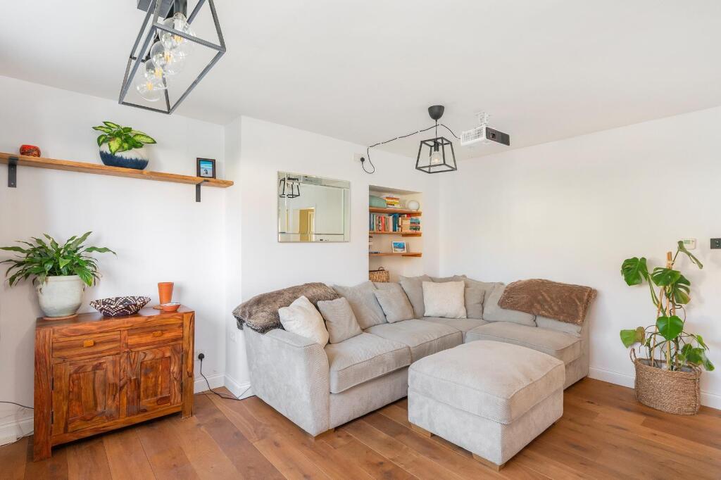 6M5RBR - Living Room C.jpg