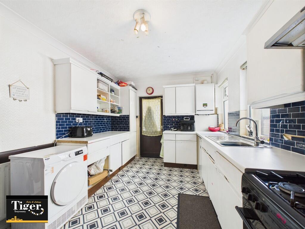 CAM02176G0-PR0575...