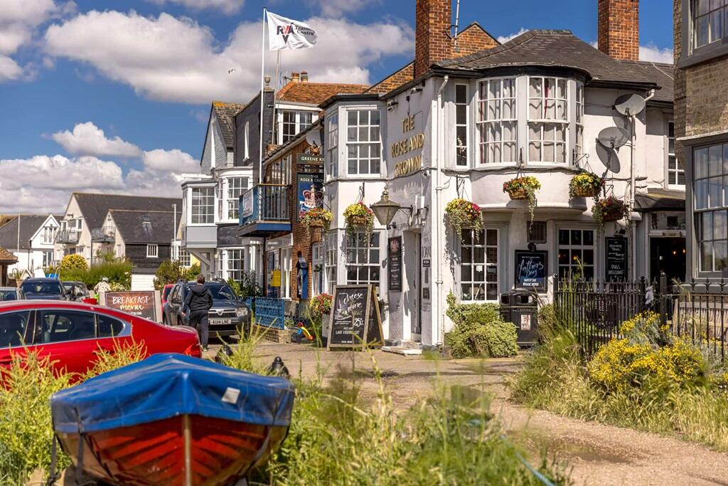 Take in the River Colne at the traditional British pub The Rose &amp; Crown, set on Wivenhoe&#39;s quayside