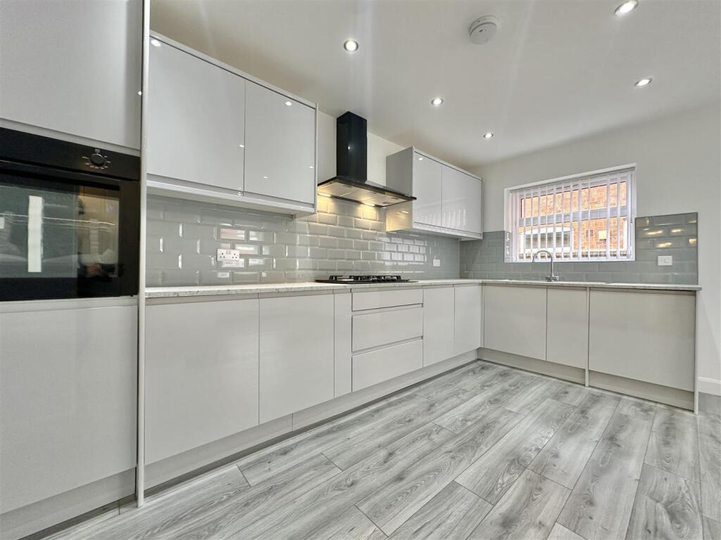 KITCHEN/LOUNGE/DINER