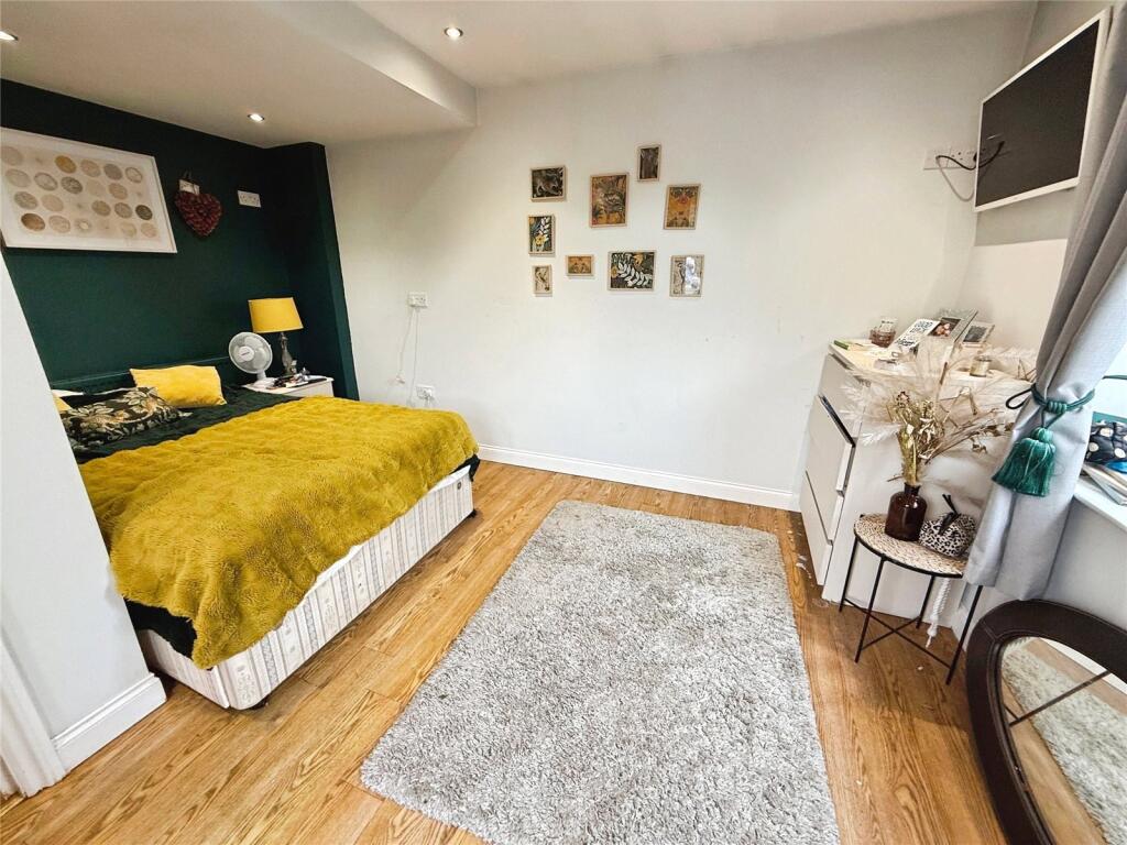 Reception/Bedroom 6