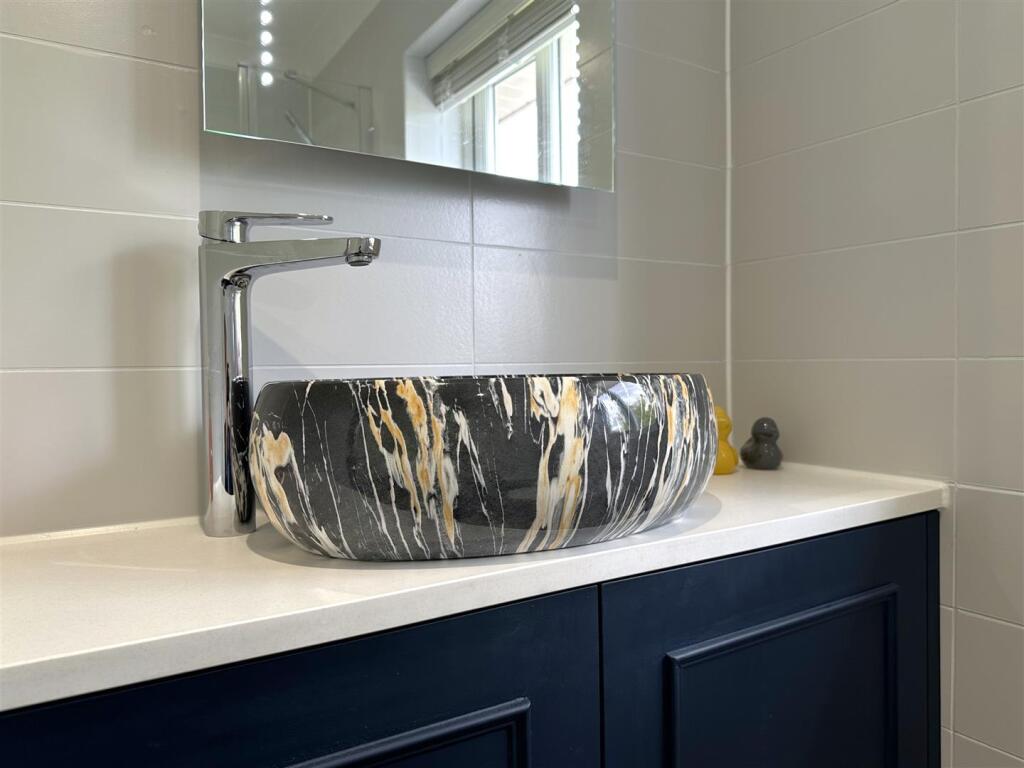 Eye-Catching Bathroom Features 986