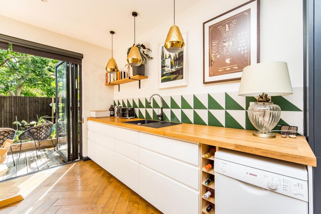 Elphinstone Road, E17