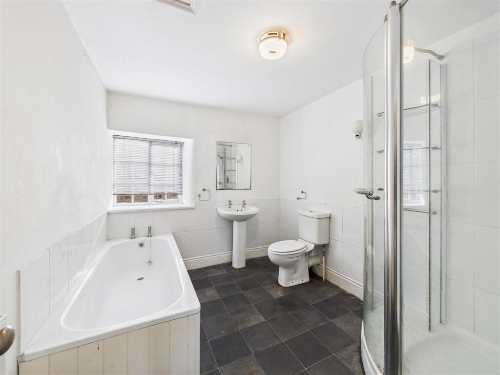 Cottage - bathroom
