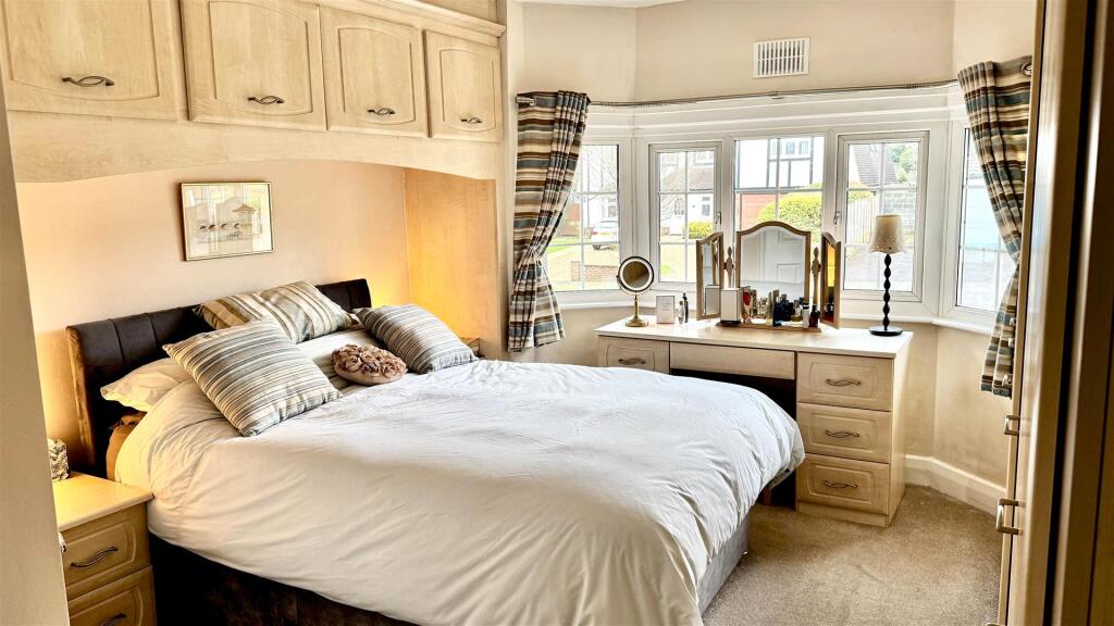 The Warren bedroom.jpg