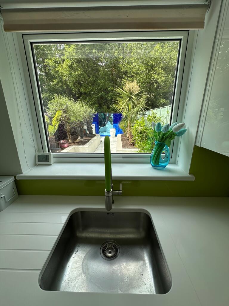 ewemove-ennel-copse-kitchen4
