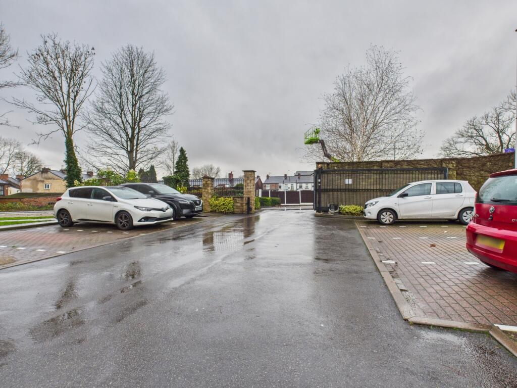 CAM03729G0-PR0176-STILL014