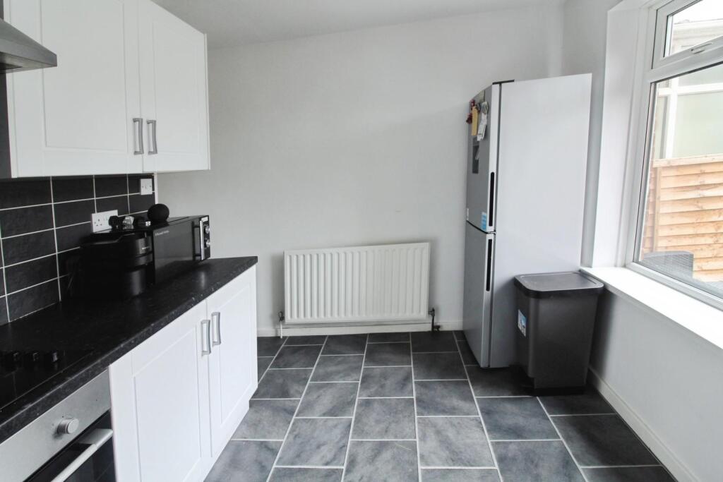 FITTED DINING KITCHEN: