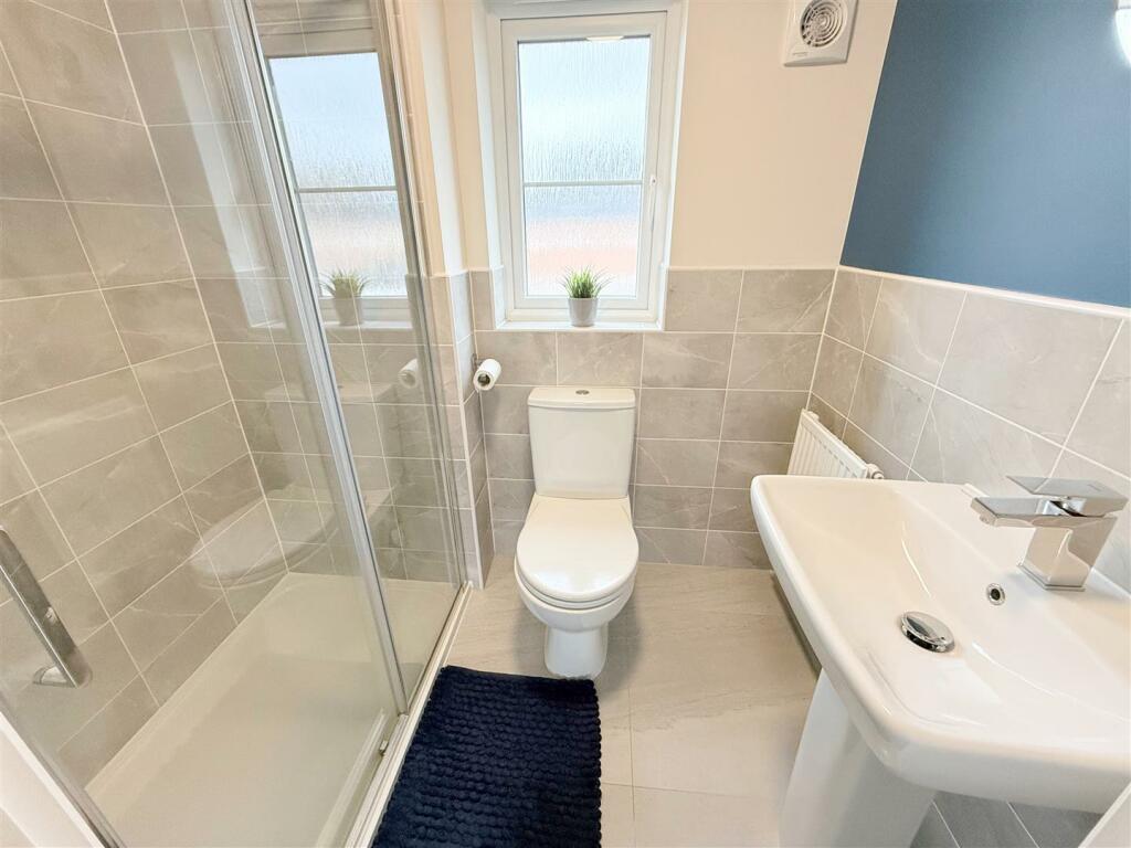 EN SUITE SHOWER ROOM
