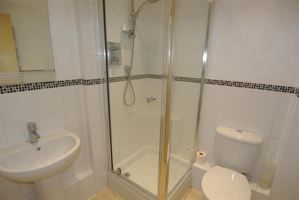 Bedroom 2 en suite.JPG