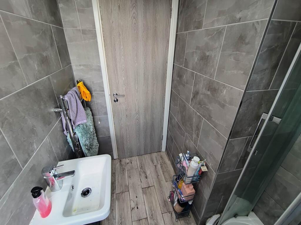 Second floor bathroo