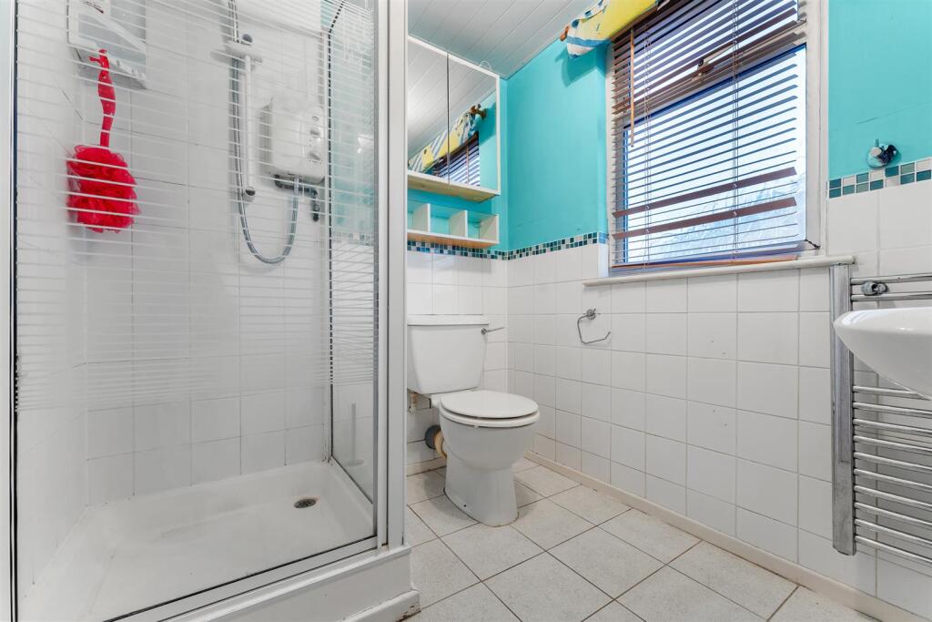 Margaret Road - Shower room