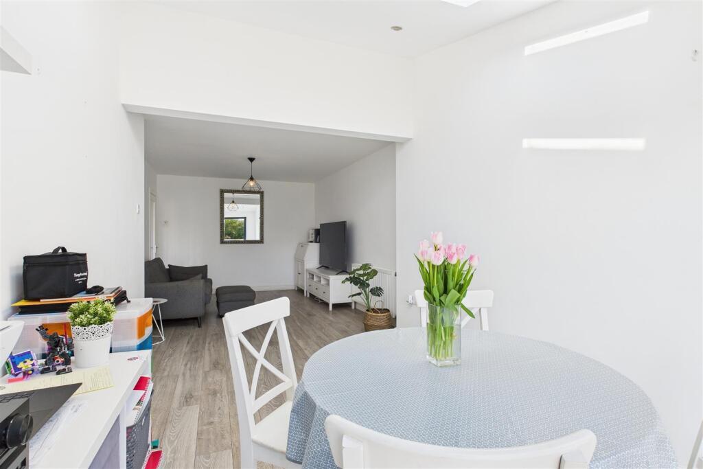 CAM04960G0-PR0009-STILL002 (Large).jpg