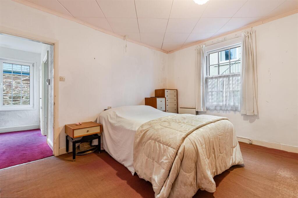 A17 - 18 South Ford Road Dartmouth - 251112.jpg