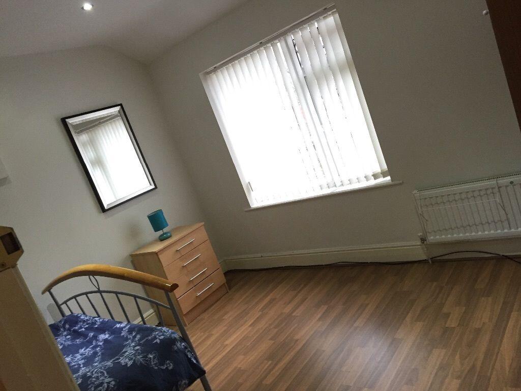 Bright and tidy single bedroom featuring wood l...