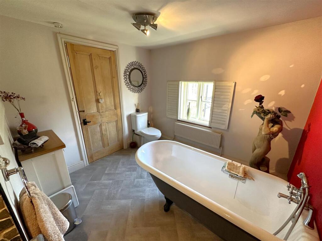 Large Family Bathroom 511