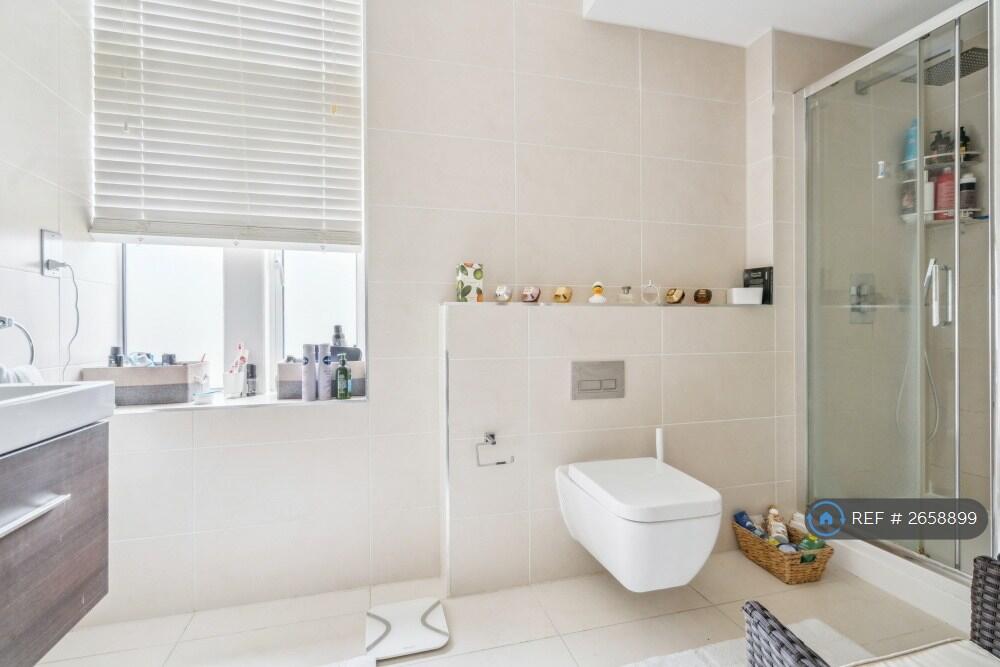 Family Bathroom 1st Floor 
