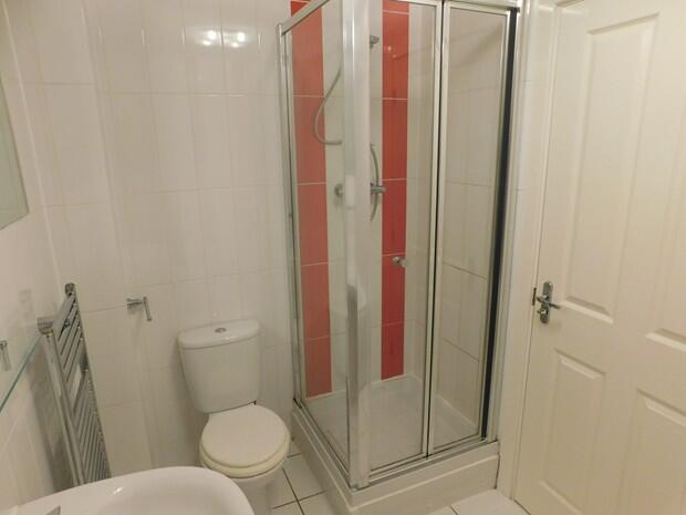 17DeeCloseBathroom2