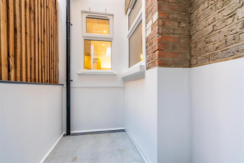 Flat 1, 52 Gilbey Road, London SW17 0QG-11.jpg