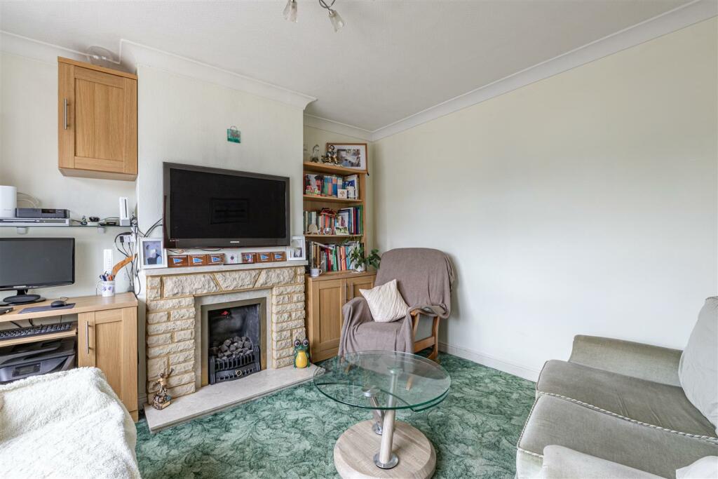 26 Holly Avenue, new haw, kt15 3ub - 3.jpg