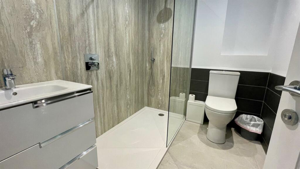 3-PIECE SHOWER ROOM