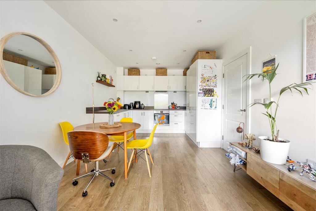 Atkins Square E8