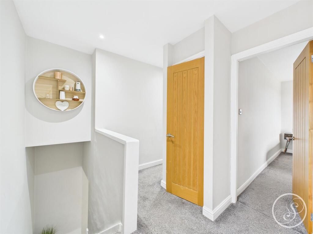 FIRST FLOOR LANDING