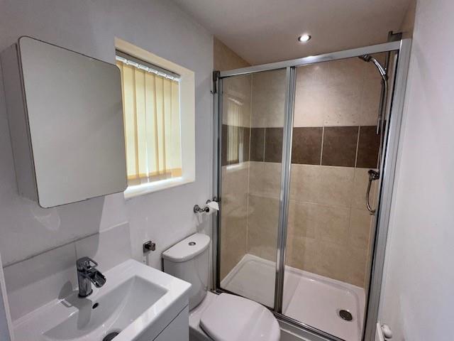2 Costard ensuite.jpg