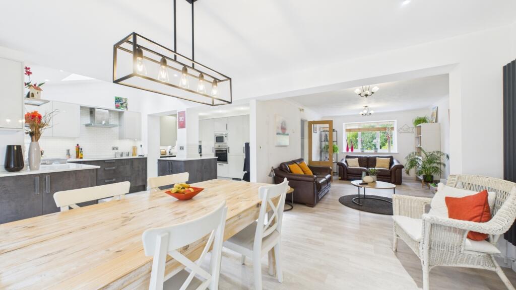 ewemove-goodwoodclose-diner2