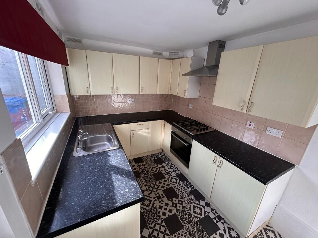 FITTED KITCHEN