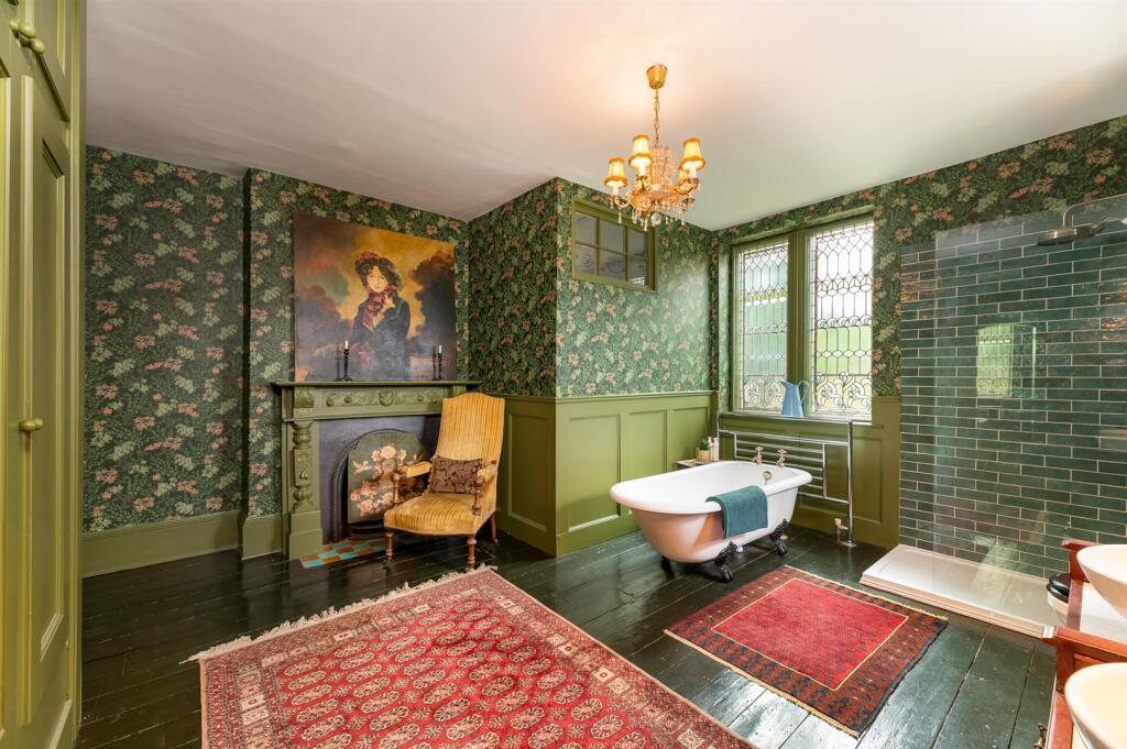 FAMILY BATHROOM